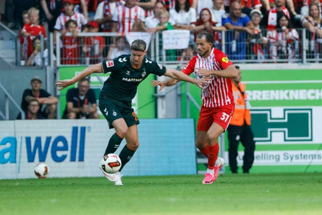 Cedric Itten (SV Werder Bremen, 26) und Max Rosenfelder (SC Freiburg, 37) im Kampf um den Ball , Deutschland, Fussball, 1. Bundesliga, 1.Spieltag, 2026 2027, SC Freiburg vs. SV Werder Bremen, 30.08.2026, Freiburg im Breisgau Europa-Park Stadion Deutschland *** Cedric Itten of SV Werder Bremen, 26, and Max Rosenfelder of SC Freiburg, 37, battling for the ball, Germany, soccer, Bundesliga 1, Matchday 1, 2026–2027, SC Freiburg vs. SV Werder Bremen, August 30, 2026, Freiburg im Breisgau, Europa-Park Stadium, Germany Copyright: xGrantxHubbsx