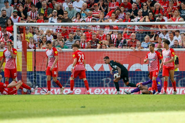 Torjubel SV Werder Bremen beim 4:1 durch Dariusz Stalmach (SV Werder Bremen, 23) , Deutschland, Fussball, 1. Bundesliga, 1.Spieltag, 2026 2027, SC Freiburg vs. SV Werder Bremen, 30.08.2026, Freiburg im Breisgau Europa-Park Stadion Deutschland *** SV Werder Bremen celebrates a goal scored by Dariusz Stalmach in a 4-1 victory; SV Werder Bremen, 23, Germany, soccer, Bundesliga 1, Matchday 1, 2026–2027, SC Freiburg vs. SV Werder Bremen, August 30, 2026, Freiburg im Breisgau, Europa-Park Stadium, Germany Copyright: xGrantxHubbsx