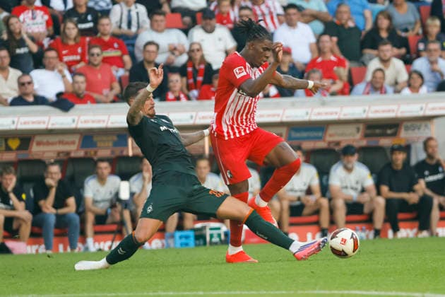 Marco Friedl (SV Werder Bremen, 32) und Cyriaque Irie (SC Freiburg, 22) im Zweikampf , Deutschland, Fussball, 1. Bundesliga, 1.Spieltag, 2026 2027, SC Freiburg vs. SV Werder Bremen, 30.08.2026, Freiburg im Breisgau Europa-Park Stadion Deutschland *** Marco Friedl (SV Werder Bremen), 32, and Cyriaque Irie (SC Freiburg), 22, in a tackle, Germany, soccer, Bundesliga 1, Matchday 1, 2026–2027, SC Freiburg vs. SV Werder Bremen, August 30, 2026, Freiburg im Breisgau, Europa-Park Stadium, Germany Copyright: xGrantxHubbsx