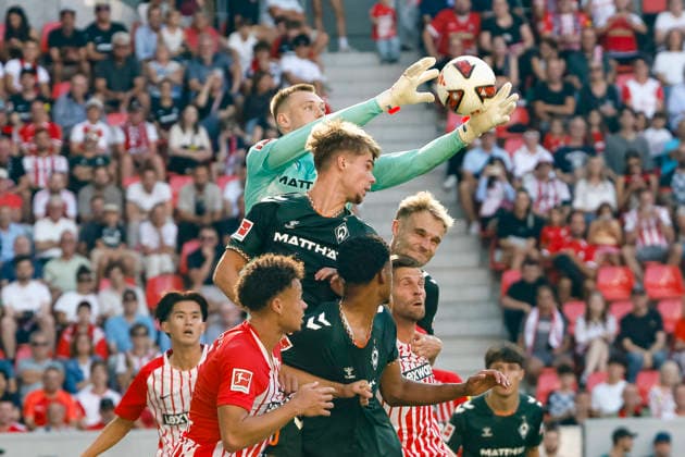 Karl Hein (SV Werder Bremen, 01) am Ball , Deutschland, Fussball, 1. Bundesliga, 1.Spieltag, 2026 2027, SC Freiburg vs. SV Werder Bremen, 30.08.2026, Freiburg im Breisgau Europa-Park Stadion Deutschland *** Karl Hein, SV Werder Bremen, 01 on the Ball, Germany, Soccer, Bundesliga 1, Matchday 1, 2026–2027, SC Freiburg vs. SV Werder Bremen, August 30, 2026, Freiburg im Breisgau, Europa-Park Stadium, Germany Copyright: xGrantxHubbsx