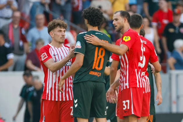 Philipp Treu (SC Freiburg, 29), Eren Dinkci (SV Werder Bremen, 18) und Max Rosenfelder (SC Freiburg, 37) nach dem Spiel , Deutschland, Fussball, 1. Bundesliga, 1.Spieltag, 2026 2027, SC Freiburg vs. SV Werder Bremen, 30.08.2026, Freiburg im Breisgau Europa-Park Stadion Deutschland *** Philipp Treu (SC Freiburg), 29; Eren Dinkci (SV Werder Bremen), 18; and Max Rosenfelder (SC Freiburg), 37, after the game; Germany; soccer; Bundesliga 1; Matchday 1; 2026–2027; SC Freiburg vs. SV Werder Bremen, August 30, 2026, Freiburg im Breisgau, Europa-Park Stadium, Germany Copyright: xGrantxHubbsx