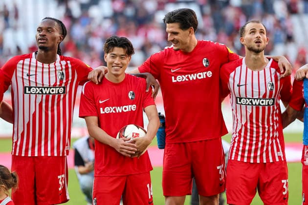 Jordy Makengo (SC Freiburg, 33), Yuito Suzuki (SC Freiburg, 14), Igor Matanovic (SC Freiburg, 31) und Max Rosenfelder (SC Freiburg, 37) nach dem Spiel , Deutschland, Fussball, 1. Bundesliga, 1.Spieltag, 2026 2027, SC Freiburg vs. SV Werder Bremen, 30.08.2026, Freiburg im Breisgau Europa-Park Stadion Deutschland *** Jordy Makengo (SC Freiburg), 33, Yuito Suzuki (SC Freiburg), 14, Igor Matanovic (SC Freiburg), 31, and Max Rosenfelder (SC Freiburg), 37, after the game, Germany, soccer, Bundesliga 1, Matchday 1, 2026–2027, SC Freiburg vs. SV Werder Bremen, August 30, 2026, Freiburg im Breisgau, Europa-Park Stadium, Germany Copyright: xGrantxHubbsx