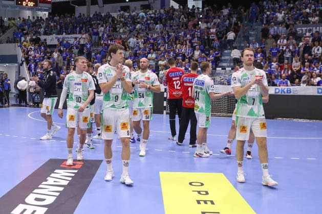 30.08.2026, xtgx, Handball Opel HBL, VfL Gummersbach - SC Magdeburg emspor, v.l. Magdeburg Jubel ueber den Sieg, Jubel nach Spielende Gummersbach