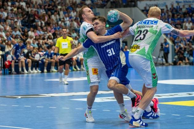 Kay Smits, Rueckraum, (VfL Gummersbach 31), Magnus Saugstrup, Kreislaeufer, (SC Magdeburg 23),VfL Gummersbach vs. SC Magdeburg, Opel Handball Bundesliga, Herren , 1. Spieltag, 30.08.2026 Gummersbach NRW Deutschland