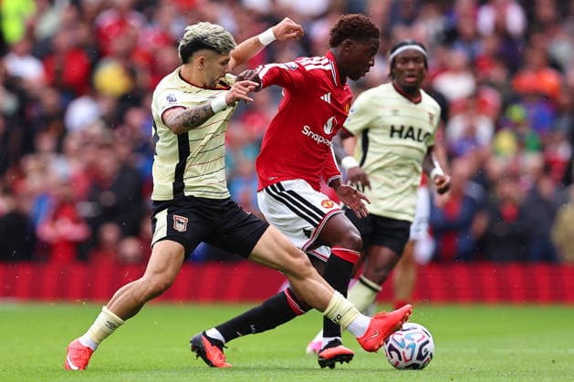 Manchester United, ManU v Ipswich Town, Premier League Julio Enciso of Ipswich Town battles with Kobbie Mainoo of Manchester United for possession during the Manchester United v Ipswich Town Premier League match at Old Trafford, Manchester, England on 30 August 2026 Credit: Ryan Crockett Every Second Media Editorial use only. All images are copyright Every Second Media Limited. No images may be reproduced without prior permission. All rights reserved. Premier League and Football League images are subject to licensing agreements with Football DataCo Limited. see https: www.football-dataco.com Copyright: xIMAGO EveryxSecondxMediax ESM-2125-0062 RyanxCrockettx xEveryxSecondxMediax