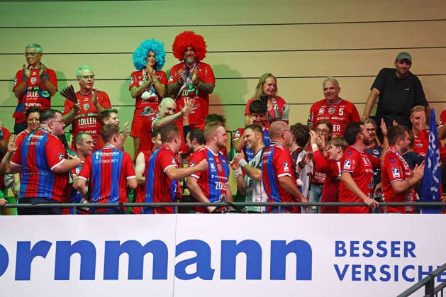 30.08.2026, xovx, Handball Opel Handball-Bundesliga, HSG Wetzlar - SG BBM Bietigheim Die Spieler des SC BBM Bietigheim feiern mit den Fans von Eintracht Frankfurt den 35:33 Sieg in Wetzlar Wetzlar Buderus Arena Hessen Deutschland (DE)