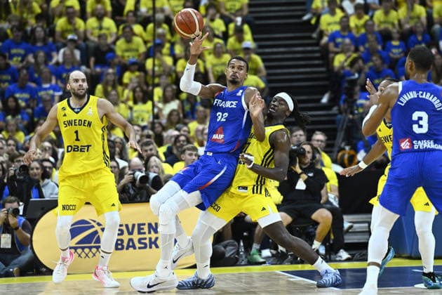 STOCKHOLM, SWEDEN 20260830 France s Victor Wembanyama vs. Sweden s Zaba Bangala and Denzel Andersson (left) during the Fiba World Cup Qualifier, second round group L, basket ball match between Sweden and France at Avicii Arena in Stockholm, Sweden August 30, 2026. STOCKHOLM SWEDEN x10080x