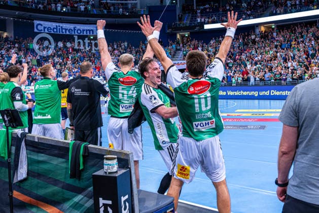 Leif Tissier (TSV Hannover-Burgdorf, Nr. 7) (v.l.), TSV Hannover-Burgdorf (grün) gegen Rhein-Neckar Löwen (gelb) am 1. Spieltag der Saison 2026 2027 in der Opel Handball-Bundesliga (30.08.2026, ZAG Arena (Hannover, GER), Copyright: xJanxGuentherx xTSVxHannover-Burgdorfx