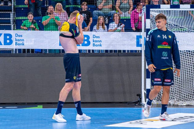 Tim Nothdurft (Rhein-Neckar Löwen, Nr. 8) (v.l.), TSV Hannover-Burgdorf (grün) gegen Rhein-Neckar Löwen (gelb) am 1. Spieltag der Saison 2026 2027 in der Opel Handball-Bundesliga (30.08.2026, ZAG Arena (Hannover, GER), Copyright: xJanxGuentherx xTSVxHannover-Burgdorfx