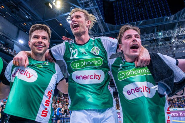 Renars Uscins (TSV Hannover-Burgdorf, Nr. 10) Marian Michalczik (TSV Hannover-Burgdorf, Nr. 22) Leif Tissier (TSV Hannover-Burgdorf, Nr. 7) (v.l.), TSV Hannover-Burgdorf (grün) gegen Rhein-Neckar Löwen (gelb) am 1. Spieltag der Saison 2026 2027 in der Opel Handball-Bundesliga (30.08.2026, ZAG Arena (Hannover, GER), Copyright: xJanxGuentherx xTSVxHannover-Burgdorfx