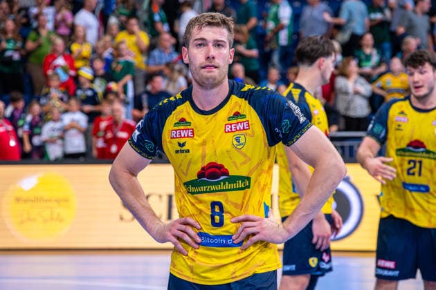 Tim Nothdurft (Rhein-Neckar Löwen, Nr. 8) (v.l.), TSV Hannover-Burgdorf (grün) gegen Rhein-Neckar Löwen (gelb) am 1. Spieltag der Saison 2026 2027 in der Opel Handball-Bundesliga (30.08.2026, ZAG Arena (Hannover, GER), Copyright: xJanxGuentherx xTSVxHannover-Burgdorfx