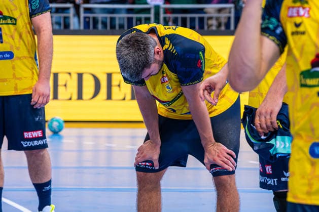 Jacob Arenth Lassen (Rhein-Neckar Löwen, Nr. 9) (v.l.), TSV Hannover-Burgdorf (grün) gegen Rhein-Neckar Löwen (gelb) am 1. Spieltag der Saison 2026 2027 in der Opel Handball-Bundesliga (30.08.2026, ZAG Arena (Hannover, GER), Copyright: xJanxGuentherx xTSVxHannover-Burgdorfx
