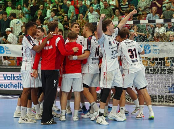 30.08.2026, xovx, Handball Opel Handball-Bundesliga, HSG Wetzlar - SG BBM Bietigheim Die Spieler des SC BBM Bietigheim bejubeln den 35:33 Sieg in Wetzlar Wetzlar Buderus Arena Hessen Deutschland (DE)