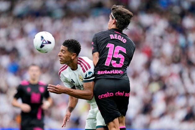 ESP: Real Madrid - Malaga CF. La Liga EA Sports. Matchday 3. Jude Bellingham of Real Madrid CF and Angel Recio of Malaga CF during the La Liga EA Sports match between Real Madrid and Malaga CF played at Santiago Bernabeu Stadium on 30 Aug 2026 in Madrid, Spain. kpng Copyright: xCesarxCebollax xPRESSINPHOTOx PS_2627_RMA_MAL_067