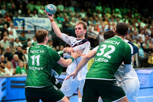 Wetzlar: HBL - 26 27 - HSG Wetzlar - SG BBM Bietigheim v.li. Peter Overby (Wetzlar), Mathias Larson (Bietigheim), Nikolaj Laeso (Wetzlar), Jonathan Fischer (Bietigheim) Wetzlar Buderus Arena Deutschland