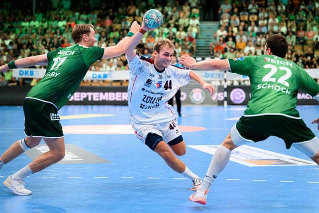 Wetzlar: HBL - 26 27 - HSG Wetzlar - SG BBM Bietigheim v.li. Peter Overby (Wetzlar), Mathias Larson (Bietigheim), Jona Schoch (Wetzlar) Wetzlar Buderus Arena Deutschland
