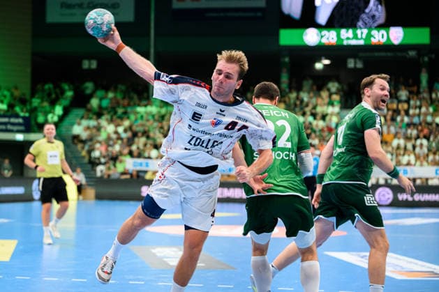 Wetzlar: HBL - 26 27 - HSG Wetzlar - SG BBM Bietigheim Mathias Larson (Bietigheim), Jona Schoch (Wetzlar), Peter Overby (Wetzlar) Wetzlar Buderus Arena Deutschland