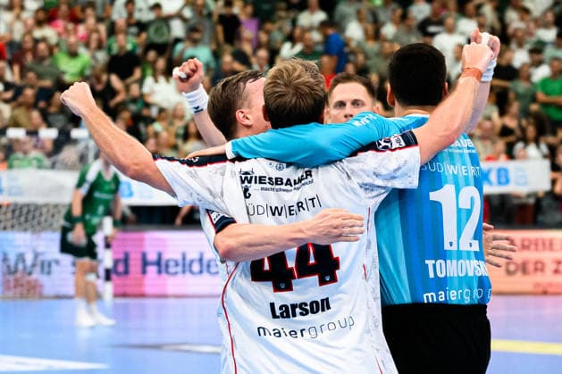 Wetzlar: HBL - 26 27 - HSG Wetzlar - SG BBM Bietigheim Mathias Larson (Bietigheim), Torhueter Martin Tomovski (Bietigheim) Schlussjubel Schlußjubel Emotion Freude Wetzlar Buderus Arena Deutschland