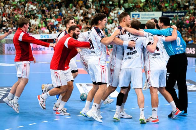 Wetzlar: HBL - 26 27 - HSG Wetzlar - SG BBM Bietigheim die Mannschaft von Bietigheim Schlussjubel Schlußjubel Emotion Freude Wetzlar Buderus Arena Deutschland