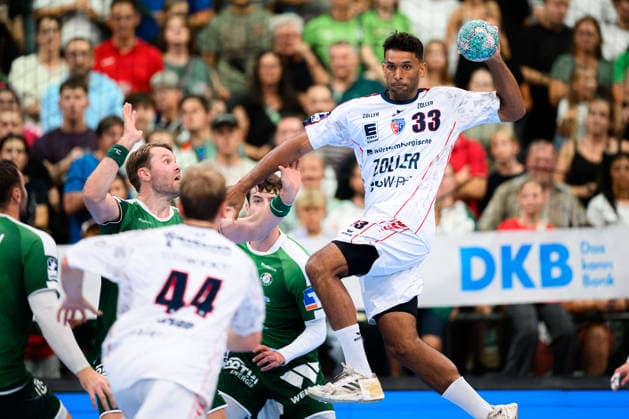 Wetzlar: HBL - 26 27 - HSG Wetzlar - SG BBM Bietigheim Djibril M™Bengue (Bietigheim) mit dem Pass auf Mathias Larson (Bietigheim) Wetzlar Buderus Arena Deutschland