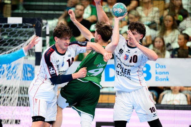 Wetzlar: HBL - 26 27 - HSG Wetzlar - SG BBM Bietigheim v. li. im Zweikampf Fynn Nicolaus (Bietigheim), Niklas Theiß Theiss (Wetzlar), Jonas Josef (Bietigheim) Wetzlar Buderus Arena Deutschland