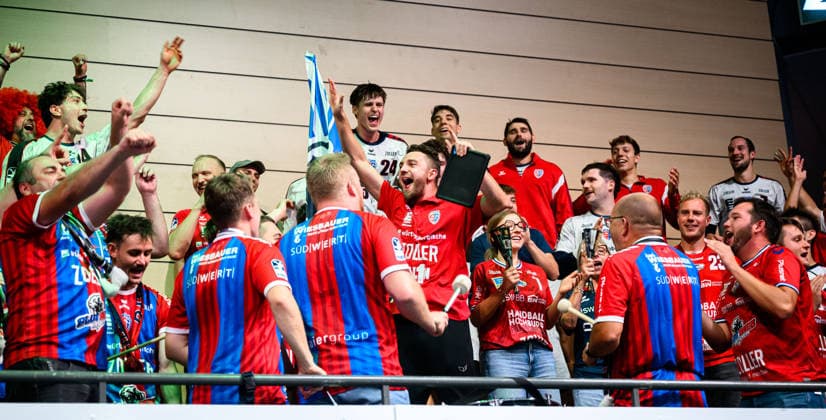 Wetzlar: HBL - 26 27 - HSG Wetzlar - SG BBM Bietigheim Schlussjubel Schlußjubel Emotion Freude die Mannschaften in Mitten der Fans Wetzlar Buderus Arena Deutschland