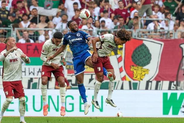 im Zweikampf, Aktion, Kopfballduell mit Noahkai Banks 40 (FC Augsburg), Moussa Sylla 9 (FC Schalke 04), Hasan Kurucay 4 (FC Schalke 04), FC Augsburg vs. FC Schalke 04, Fussball, 1. Bundesliga, 1. Spieltag, 30.08.2026 DFB regulations prohibit any use of photographs as image sequences and or quasi-video Augsburg Bayern Deutschland *** One-on-one, action, header duel with Noahkai Banks 40 (FC Augsburg), Moussa Sylla 9 (FC Schalke 04), Hasan Kurucay 4 (FC Schalke 04), FC Augsburg vs. FC Schalke 04, soccer, Bundesliga 1, Matchday 1, August 30, 2026. DFB regulations prohibit any use of photographs as image sequences and or quasi-video. Augsburg, Bavaria, Germany Copyright: xkolbert-press ChristianxKolbertx