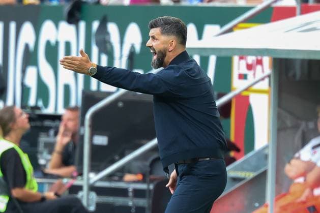 Cheftrainer Miron Muslic (FC Schalke 04) gibt Anweisungen an die Mannschaft, FC Augsburg vs. FC Schalke 04, Fussball, Maenner, Bundesliga, Saison 2026 2027, Hinrunde, 1. Spieltag, 30.08.2026 DFB regulations prohibit any use of photographs as image sequences and or quasi-video Augsburg Bayern Deutschland *** Head Coach Miron Muslic of FC Schalke 04 gives instructions to the team, FC Augsburg vs. FC Schalke 04, Soccer, Men s, Bundesliga, 2026–2027 Season, First Half of the Season, Matchday 1, August 30, 2026. DFB regulations prohibit any use of photographs as image sequences and or quasi-video. Augsburg, Bavaria, Germany Copyright: xkolbert-press MartinxAgüerax