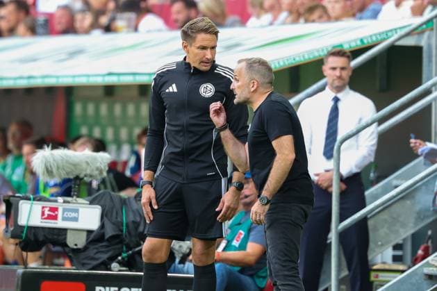 Wortgefecht zwischen Chef-Trainer Manuel Baum (FC Augsburg) und dem vierten Offiziellen Tobias Reichel, FC Augsburg vs. FC Schalke 04, Fussball, Maenner, Bundesliga, Saison 2026 2027, Hinrunde, 1. Spieltag, 30.08.2026 DFB regulations prohibit any use of photographs as image sequences and or quasi-video Augsburg Bayern Deutschland *** Verbal exchange between FC Augsburg head coach Manuel Baum and fourth official Tobias Reichel, FC Augsburg vs. FC Schalke 04, soccer, men s, Bundesliga, 2026–2027 season, First Half of the Season, Matchday 1, August 30, 2026. DFB regulations prohibit any use of photographs as image sequences and or quasi-video. Augsburg, Bavaria, Germany Copyright: xkolbert-press MartinxAgüerax