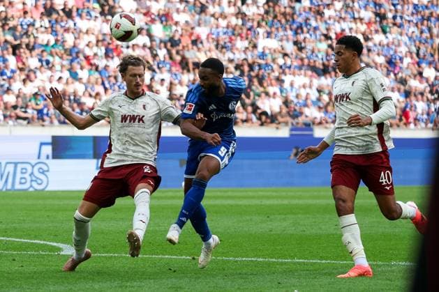 Calvin Brackelmann 2 (FC Augsburg) und Noahkai Banks 40 (FC Augsburg) decken Moussa Sylla 9 (FC Schalke 04) ab, FC Augsburg vs. FC Schalke 04, Fussball, Maenner, Bundesliga, Saison 2026 2027, Hinrunde, 1. Spieltag, 30.08.2026 DFB regulations prohibit any use of photographs as image sequences and or quasi-video Augsburg Bayern Deutschland *** Calvin Brackelmann 2 (FC Augsburg) and Noahkai Banks 40 (FC Augsburg) mark Moussa Sylla 9 (FC Schalke 04), FC Augsburg vs. FC Schalke 04, Soccer, Men, Bundesliga, 2026–2027 Season, First Half of the Season, Matchday 1, August 30, 2026. DFB regulations prohibit any use of photographs as image sequences and or quasi-video. Augsburg, Bavaria, Germany Copyright: xkolbert-press MartinxAgüerax