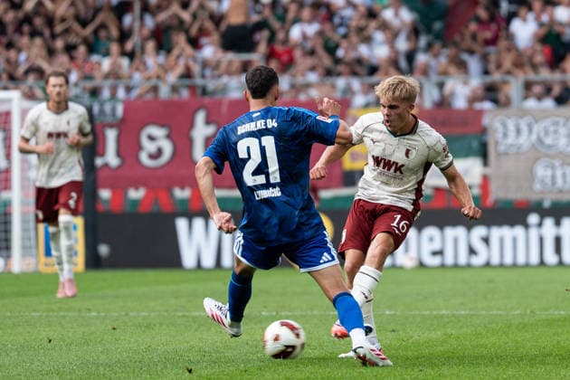 Fussball: Deutschland: 1. Bundesliga 2026 2027 - 1. Spieltag, 30.08.2026 - FC Augsburg vs. FC Schalke 04 (WWK Arena, Augsburg); Dejan LjubiÄiÄ‡, Dejan Ljubicic (21, FC Schalke 04), Hennes Behrens (16, FC Augsburg) *** Soccer Germany 1 Bundesliga 2026–2027, Matchday 1, August 30, 2026: FC Augsburg vs. FC Schalke 04, WWK Arena, Augsburg: Dejan Ljubicic, Dejan Ljubicic 21, FC Schalke 04, Hennes Behrens 16, FC Augsburg Copyright: xValentinxDomgjonix