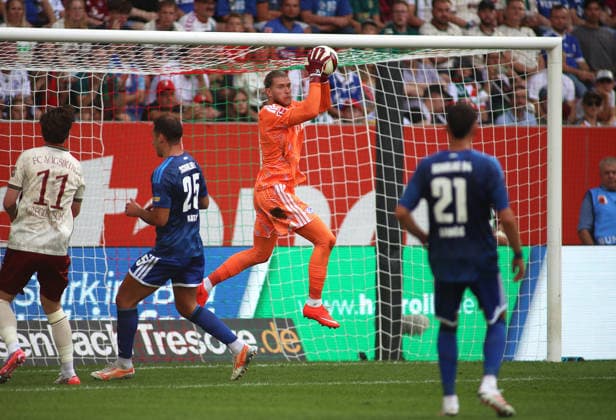 Fussball, Herren, Saison 2026 2027, FC Augsburg - FC Schalke 04, Bundesliga, WWK Arena Loris Karius (FC Schalke 04) fängt einen Ball ab DFL DFB regulations prohibit any use of photographs as image sequences and or quasi-video *** Soccer, Men s, 2026–2027 Season, FC Augsburg vs. FC Schalke 04, Bundesliga, WWK Arena. Loris Karius of FC Schalke 04 makes a save. DFL and DFB regulations prohibit any use of photographs as image sequences and or quasi-video.