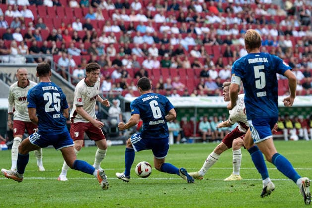 Fussball: Deutschland: 1. Bundesliga 2026 2027 - 1. Spieltag, 30.08.2026 - FC Augsburg vs. FC Schalke 04 (WWK Arena, Augsburg); Marius Wolf (27, FC Augsburg), Nikola KatiÄ‡, Nikola Katic (25, FC Schalke 04), Michael Gregoritsch (11, FC Augsburg), Ron Schallenberg (6, FC Schalke 04), Anton Kade (30, FC Augsburg) schiesst aufs Tor, Timo Becker (5, FC Schalke 04) *** Soccer Germany 1 Bundesliga 2026–2027, Matchday 1, August 30, 2026: FC Augsburg vs. FC Schalke 04 at WWK Arena, Augsburg. Marius Wolf (27), FC Augsburg; Nikola Katic, Nikola Katic 25, FC Schalke 04, Michael Gregoritsch 11, FC Augsburg, Ron Schallenberg 6, FC Schalke 04, Anton Kade 30, FC Augsburg shoots on goal, Timo Becker 5, FC Schalke 04 Copyright: xValentinxDomgjonix