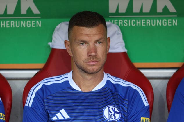 Fussball, Herren, Saison 2026 2027, FC Augsburg - FC Schalke 04, Bundesliga, WWK Arena Edin Dzeko (FC Schalke 04) auf der Auswechselbank sitzend DFL DFB regulations prohibit any use of photographs as image sequences and or quasi-video *** Soccer, Men s, 2026–2027 Season, FC Augsburg vs. FC Schalke 04, Bundesliga, WWK Arena; Edin Dzeko sitting on the FC Schalke 04 bench; DFL and DFB regulations prohibit any use of photographs as image sequences and or quasi-video