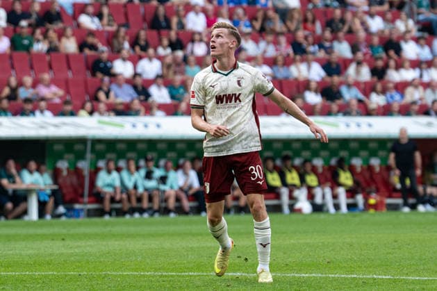Fussball: Deutschland: 1. Bundesliga 2026 2027 - 1. Spieltag, 30.08.2026 - FC Augsburg vs. FC Schalke 04 (WWK Arena, Augsburg); Anton Kade (30, FC Augsburg) *** Soccer Germany 1 Bundesliga 2026–2027 Matchday 1, August 30, 2026 FC Augsburg vs. FC Schalke 04 WWK Arena, Augsburg Anton Kade 30, FC Augsburg Copyright: xValentinxDomgjonix