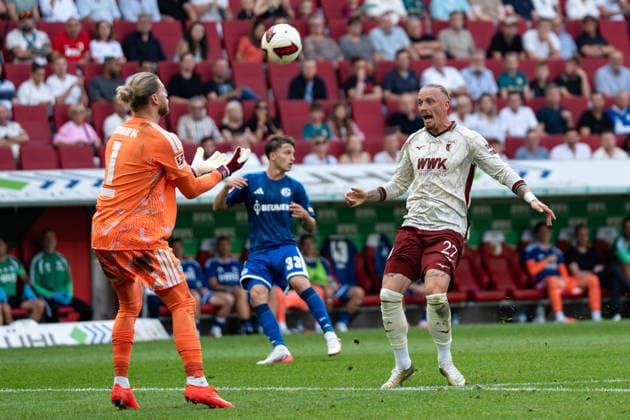 Fussball: Deutschland: 1. Bundesliga 2026 2027 - 1. Spieltag, 30.08.2026 - FC Augsburg vs. FC Schalke 04 (WWK Arena, Augsburg); Loris Karius (1, FC Schalke 04), Marius Wolf (27, FC Augsburg) *** Soccer, Germany, Bundesliga 1, 2026–2027, Matchday 1, August 30, 2026: FC Augsburg vs. FC Schalke 04 at WWK Arena, Augsburg. Loris Karius (1), FC Schalke 04; Marius Wolf (27), FC Augsburg Copyright: xValentinxDomgjonix