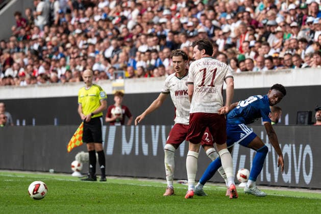 Fussball: Deutschland: 1. Bundesliga 2026 2027 - 1. Spieltag, 30.08.2026 - FC Augsburg vs. FC Schalke 04 (WWK Arena, Augsburg); Calvin Brackelmann (2, FC Augsburg), Michael Gregoritsch (11, FC Augsburg), Junior Adamu (20, FC Schalke 04) *** Soccer Germany 1 Bundesliga 2026–2027, Matchday 1, August 30, 2026: FC Augsburg vs. FC Schalke 04 at WWK Arena, Augsburg Calvin Brackelmann 2, FC Augsburg, Michael Gregoritsch 11, FC Augsburg, Junior Adamu 20, FC Schalke 04 Copyright: xValentinxDomgjonix