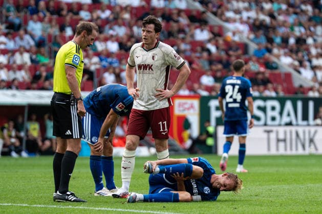 Fussball: Deutschland: 1. Bundesliga 2026 2027 - 1. Spieltag, 30.08.2026 - FC Augsburg vs. FC Schalke 04 (WWK Arena, Augsburg); Sascha Stegemann (Schiedsrichter), Michael Gregoritsch (11, FC Augsburg), Foul an Timo Becker (5, FC Schalke 04) *** Soccer Germany 1 Bundesliga 2026–2027 Matchday 1, August 30, 2026 FC Augsburg vs. FC Schalke 04 WWK Arena, Augsburg Sascha Stegemann (referee), Michael Gregoritsch (No. 11, FC Augsburg), foul on Timo Becker (No. 5, FC Schalke 04) Copyright: xValentinxDomgjonix