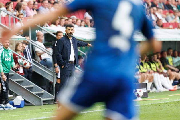 Miron Muslic (Trainer:in, FC Schalke 04) beim Spiel zwischen FC Augsburg v FC Schalke 04, Fussball, Herren, Bundesliga, 2026 2027, 1.Spieltag am 30.08.2026 in Augsburg, WWK ARENA. DFL and DFB regulations prohibit any use of photographs as image sequences and or quasi-video. Bayern Deutschland *** Miron Muslic, coach of FC Schalke 04, during the match between FC Augsburg and FC Schalke 04, soccer, men s, Bundesliga, 2026–2027, Matchday 1 on August 30, 2026, in Augsburg, WWK ARENA. DFL and DFB regulations prohibit any use of photographs as image sequences and or quasi-video. Bavaria, Germany