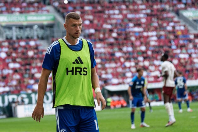 Fussball: Deutschland: 1. Bundesliga 2026 2027 - 1. Spieltag, 30.08.2026 - FC Augsburg vs. FC Schalke 04 (WWK Arena, Augsburg); Edin DÅ¾eko, Edin Dzeko (10, FC Schalke 04) *** Soccer Germany 1 Bundesliga 2026–2027 Matchday 1, August 30, 2026 FC Augsburg vs. FC Schalke 04 WWK Arena, Augsburg Edin Džeko, Edin Džeko 10, FC Schalke 04 Copyright: xValentinxDomgjonix