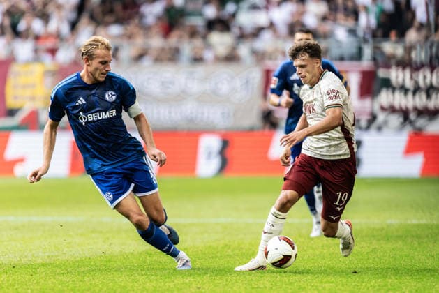 FC Augsburg vs. FC Schalke 04, Fussball, Bundesliga, 1. Spieltag, WWK-Arena Augsburg 30.08.26 v.l. Timo Becker (FC Schalke 04, 05), Robin Fellhauer (FC Augsburg, 19) FC Augsburg vs. FC Schalke 04, Fussball, Bundesliga, 1. Spieltag, WWK-Arena Augsburg 30.08.26 DFB and DFL regulations prohibit any use of photographs as image sequences and or quasi-video. Foto: Lucca Fundel Augsburg WWK-Arena Bayern Deutschland *** FC Augsburg vs. FC Schalke 04, Soccer, Bundesliga, Matchday 1, WWK Arena Augsburg, August 30, 2026; from left: Timo Becker (FC Schalke 04), 05, Robin Fellhauer (FC Augsburg), 19; FC Augsburg vs. FC Schalke 04, Soccer, Bundesliga, Matchday 1, WWK Arena Augsburg, August 30, 2026. DFB and DFL regulations prohibit any use of photographs as image sequences and or quasi-video. Photo by Lucca Fundel, Augsburg WWK Arena, Bavaria, Germany