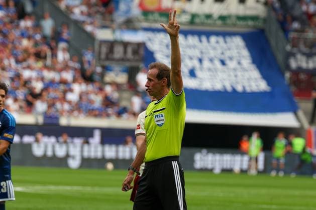Referee Schiedsrichter Sascha Stegemann zeigt die Zeit bei einem Einwurf an, FC Augsburg vs. FC Schalke 04, Fussball, Maenner, Bundesliga, Saison 2026 2027, Hinrunde, 1. Spieltag, 30.08.2026 DFB regulations prohibit any use of photographs as image sequences and or quasi-video Augsburg Bayern Deutschland *** Referee Sascha Stegemann signals the time during a throw-in, FC Augsburg vs. FC Schalke 04, soccer, men s, Bundesliga, 2026–2027 season, First Half of the Season, Matchday 1, August 30, 2026. DFB regulations prohibit any use of photographs as image sequences and or quasi-video. Augsburg, Bavaria, Germany Copyright: xkolbert-press MartinxAgüerax