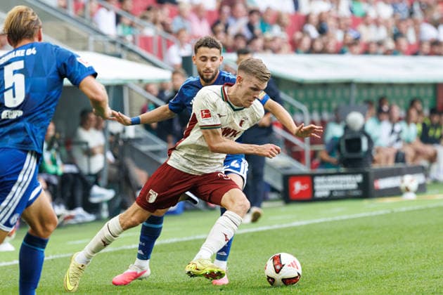 Anton Kade (30, FC Augsburg) und Hasan Kurucay (4, FC Schalke 04) beim Spiel zwischen FC Augsburg v FC Schalke 04, Fussball, Herren, Bundesliga, 2026 2027, 1.Spieltag am 30.08.2026 in Augsburg, WWK ARENA. DFL and DFB regulations prohibit any use of photographs as image sequences and or quasi-video. Bayern Deutschland *** Anton Kade 30, FC Augsburg, and Hasan Kurucay 4, FC Schalke 04, during the match between FC Augsburg and FC Schalke 04, soccer, men s, Bundesliga, 2026–2027, Matchday 1 on August 30, 2026, in Augsburg, WWK ARENA. DFL and DFB regulations prohibit any use of photographs as image sequences and or quasi-video. Bavaria, Germany