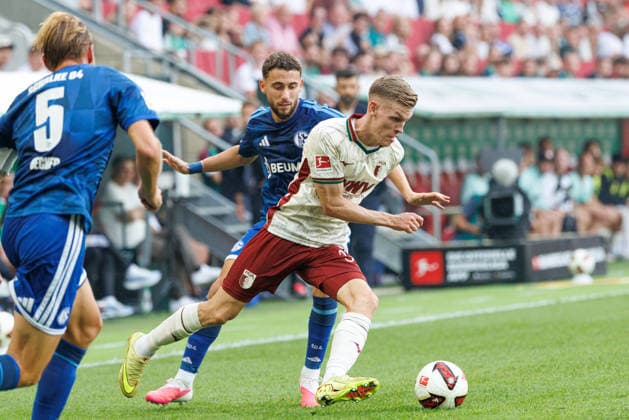 Anton Kade (30, FC Augsburg) und Hasan Kurucay (4, FC Schalke 04) beim Spiel zwischen FC Augsburg v FC Schalke 04, Fussball, Herren, Bundesliga, 2026 2027, 1.Spieltag am 30.08.2026 in Augsburg, WWK ARENA. DFL and DFB regulations prohibit any use of photographs as image sequences and or quasi-video. Bayern Deutschland *** Anton Kade 30, FC Augsburg, and Hasan Kurucay 4, FC Schalke 04, during the match between FC Augsburg and FC Schalke 04, soccer, men s, Bundesliga, 2026–2027, Matchday 1 on August 30, 2026, in Augsburg, WWK ARENA. DFL and DFB regulations prohibit any use of photographs as image sequences and or quasi-video. Bavaria, Germany