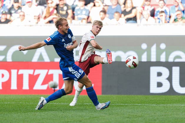 Hennes Behrens (16, FC Augsburg) und Timo Becker (5, FC Schalke 04) beim Spiel zwischen FC Augsburg v FC Schalke 04, Fussball, Herren, Bundesliga, 2026 2027, 1.Spieltag am 30.08.2026 in Augsburg, WWK ARENA. DFL and DFB regulations prohibit any use of photographs as image sequences and or quasi-video. Bayern Deutschland *** Hennes Behrens 16, FC Augsburg, and Timo Becker 5, FC Schalke 04, during the match between FC Augsburg and FC Schalke 04, soccer, men s, Bundesliga, 2026–2027, Matchday 1 on August 30, 2026, in Augsburg, WWK ARENA. DFL and DFB regulations prohibit any use of photographs as image sequences and or quasi-video. Bavaria, Germany