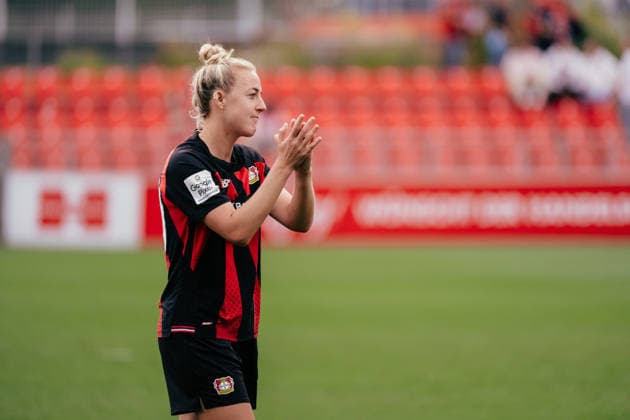 30.08.26, Women, Football, Google Pixel Frauen Bundesliga, Season 2026 2027, Bayer 04 Leverkusen - VfL Wolfsburg, Matchday 2 Carolin Simon ( 30 - Bayer 04 Leverkusen) applause for the fans after the match Leverkusen Ulrich-Haberland-Stadion NRW Deutschland