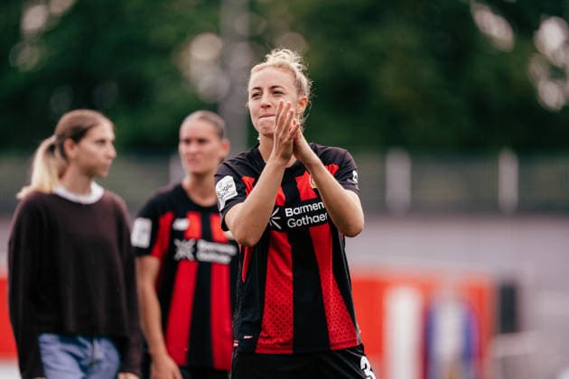 30.08.26, Women, Football, Google Pixel Frauen Bundesliga, Season 2026 2027, Bayer 04 Leverkusen - VfL Wolfsburg, Matchday 2 Carolin Simon ( 30 - Bayer 04 Leverkusen) applause for the fans after the match Leverkusen Ulrich-Haberland-Stadion NRW Deutschland
