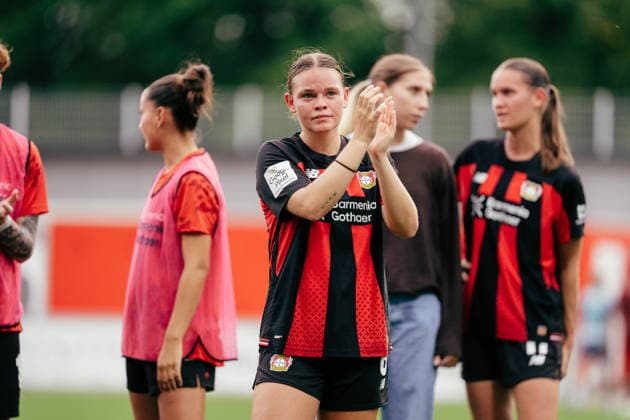 30.08.26, Women, Football, Google Pixel Frauen Bundesliga, Season 2026 2027, Bayer 04 Leverkusen - VfL Wolfsburg, Matchday 2 Justine Brandau ( 8 - Bayer 04 Leverkusen) clapping for the fans Leverkusen Ulrich-Haberland-Stadion NRW Deutschland