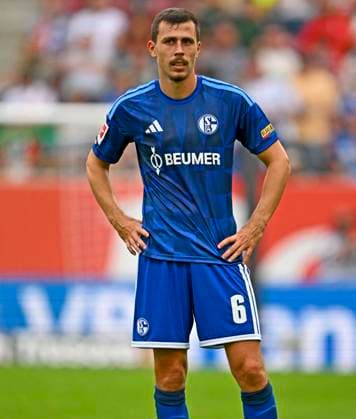30.08.2026, Fussball Bundesliga 2026 2027, 1.Spieltag, FC Augsburg - FC Schalke 04, in der WWK-Arena Augsburg, Ron Schallenberg (FC Schalke 04) unzufrieden. ***DFL and DFB regulations prohibit any use of photographs as image sequences and or quasi-video.*** *** August 30, 2026, 2026–2027 Bundesliga, Matchday 1, FC Augsburg vs. FC Schalke 04, at the WWK Arena in Augsburg, Ron Schallenberg: FC Schalke 04 dissatisfied ***DFL and DFB regulations prohibit any use of photographs as image sequences and or quasi-video***