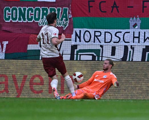 30.08.2026, Fussball Bundesliga 2026 2027, 1.Spieltag, FC Augsburg - FC Schalke 04, in der WWK-Arena Augsburg, v.l. Michael Gregoritsch (FC Augsburg) gegen Torwart Loris Karius (FC Schalke 04) ***DFL and DFB regulations prohibit any use of photographs as image sequences and or quasi-video.*** *** August 30, 2026, 2026–2027 Bundesliga season, Matchday 1, FC Augsburg vs. FC Schalke 04, at the WWK Arena in Augsburg, from left: Michael Gregoritsch (FC Augsburg) against goalkeeper Loris Karius (FC Schalke 04) ***DFL and DFB regulations prohibit any use of photographs as image sequences and or quasi-video***